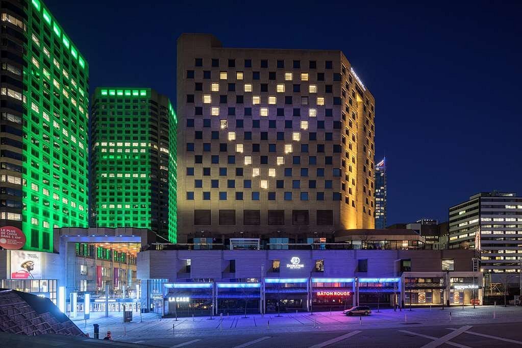 DoubleTree by Hilton Montréal, vue extérieure de nuit